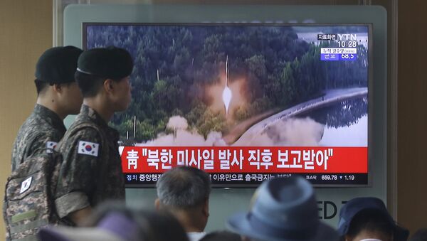 Soldados sul-coreanos observam transmissão de lançamento de um míssil norte-coreano - Sputnik Brasil