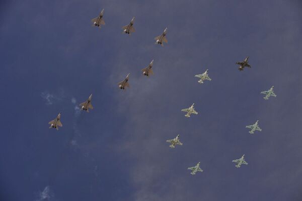 Caças MiG-29 e jatos de ataque Su-25 ensaiam para a Parada da Vitória de 9 de maio, em Moscou. - Sputnik Brasil