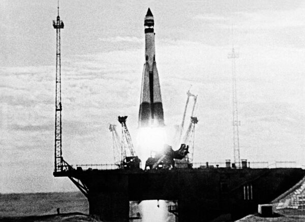 Imagem de um documentário mostrando o lançamento do primeiro satélite artificial da Terra - Sputnik Brasil