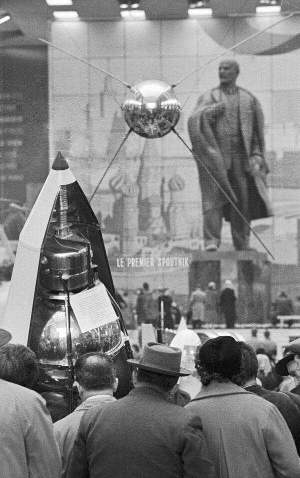 Maqueta do Sputnik na seção soviética da Feira Mundial de Bruxelas - Sputnik Brasil