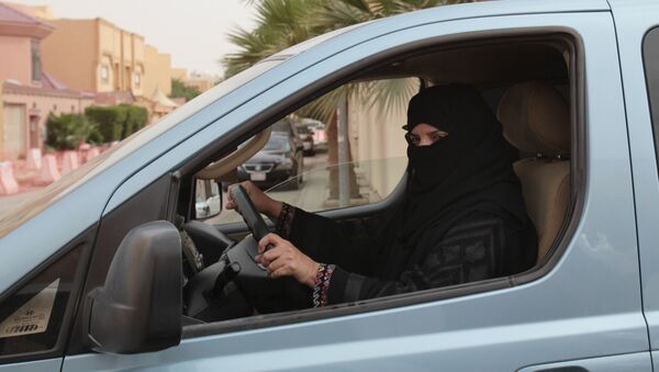 Mulher ao dirigir o carro na Arábia Saudita - Sputnik Brasil
