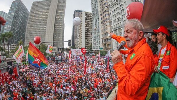 Lula durante ato em defesa da soberania nacional no Rio de Janeiro. - Sputnik Brasil