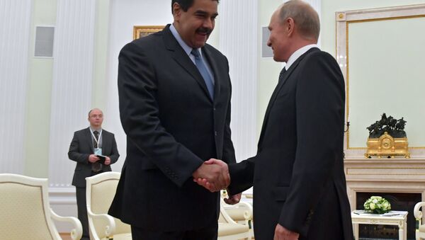 O presidente russo, Vladimir Putin, aperta a mão do seu homólogo venezuelano, Nicolás Maduro, durante uma reunião bilateral em Moscou, em 4 de outubro de 2017 - Sputnik Brasil