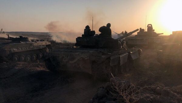 Tanques do exército sírio na posição de combate em Deir ez-Zor - Sputnik Brasil