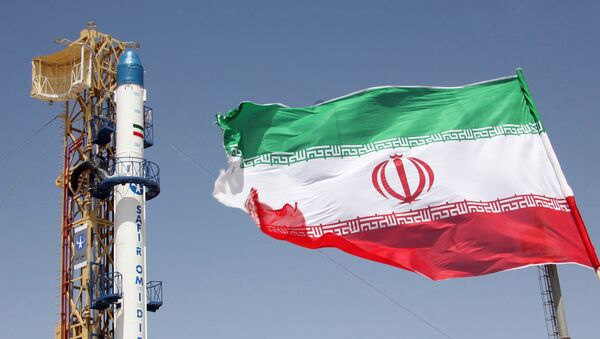 A bandeira do Irã em frente do foguete Safir Omid antes do seu lançamento (foto de arquivo) - Sputnik Brasil