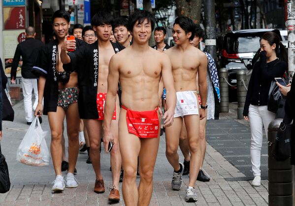 Japoneses vestidos de trajes nacionais fundoshi saem às ruas para recolher lixo - Sputnik Brasil