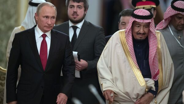 Presidente russo, Vladimir Putin, com rei saudita, Salman bin Abdulaziz Al Saud, durante visita histórica do monarca à Rússia - Sputnik Brasil