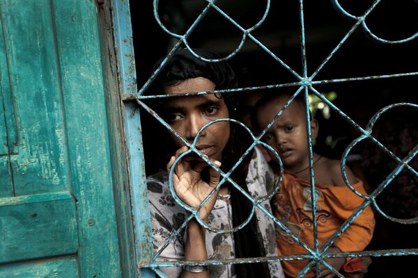 Refugiados rohingya esperam transporte para campo de refugiados no Bangladesh - Sputnik Brasil
