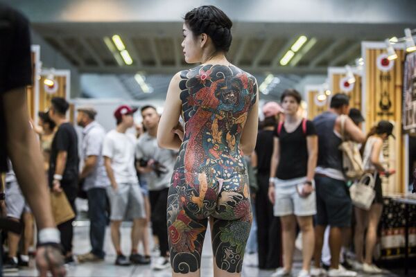 Participante do festival internacional de tatuagem na China - Sputnik Brasil