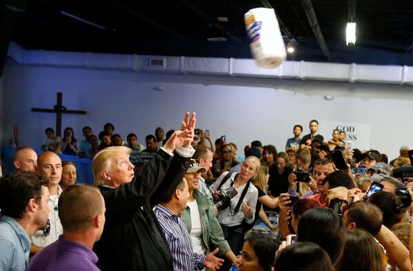 Presidente Donald Trump lança toalhas de papel às vítimas do furacão Maria, em San Juan - Sputnik Brasil