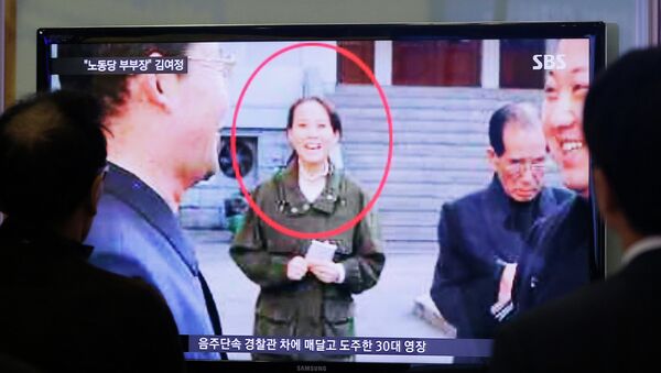 People watch a TV news program showing Kim Yo Jong, North Korean leader Kim Jong Un's younger sister, at Seoul Railway Station in Seoul, South Korea, Thursday, Nov. 27, 2014 - Sputnik Brasil
