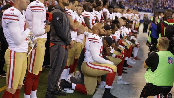 Jogadores do San Francisco 49ers (NFL) ajoelham-se para o hino nacional. - Sputnik Brasil