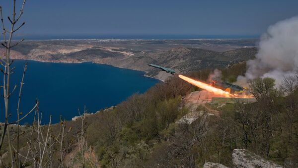 Lançamento de um míssil de cruzeiro pelo sistema de mísseis costeiro Utyos da Frota do Mar Negro da Marinha da Rússia durante treinamentos (foto de arquivo) - Sputnik Brasil