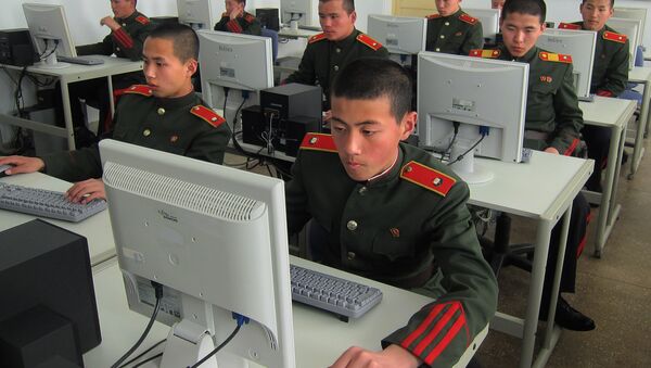 Militares norte-coreanos perante computadores - Sputnik Brasil