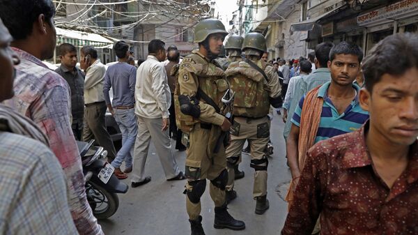 Polícia de Nova Deli cercada por cidadãos em uma rua da cidade, Índia - Sputnik Brasil