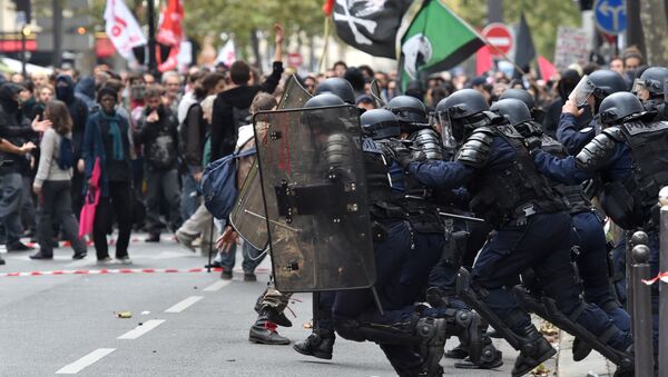 Polícia luta contra os manifestantes em 10 de outubro de 2017 em Paris durante a greve contra reforma laboral - Sputnik Brasil