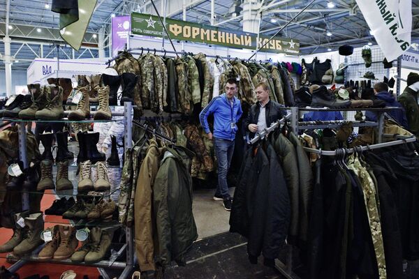 Homens examinam roupa, calçado e uniformes militares durante a exposição Armas e Segurança 2017 em Kiev - Sputnik Brasil
