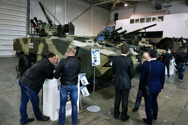 Visitantes da exposição Armas e Segurança 2017 em Kiev examinam um veículo blindado de transporte BTR-4MV - Sputnik Brasil