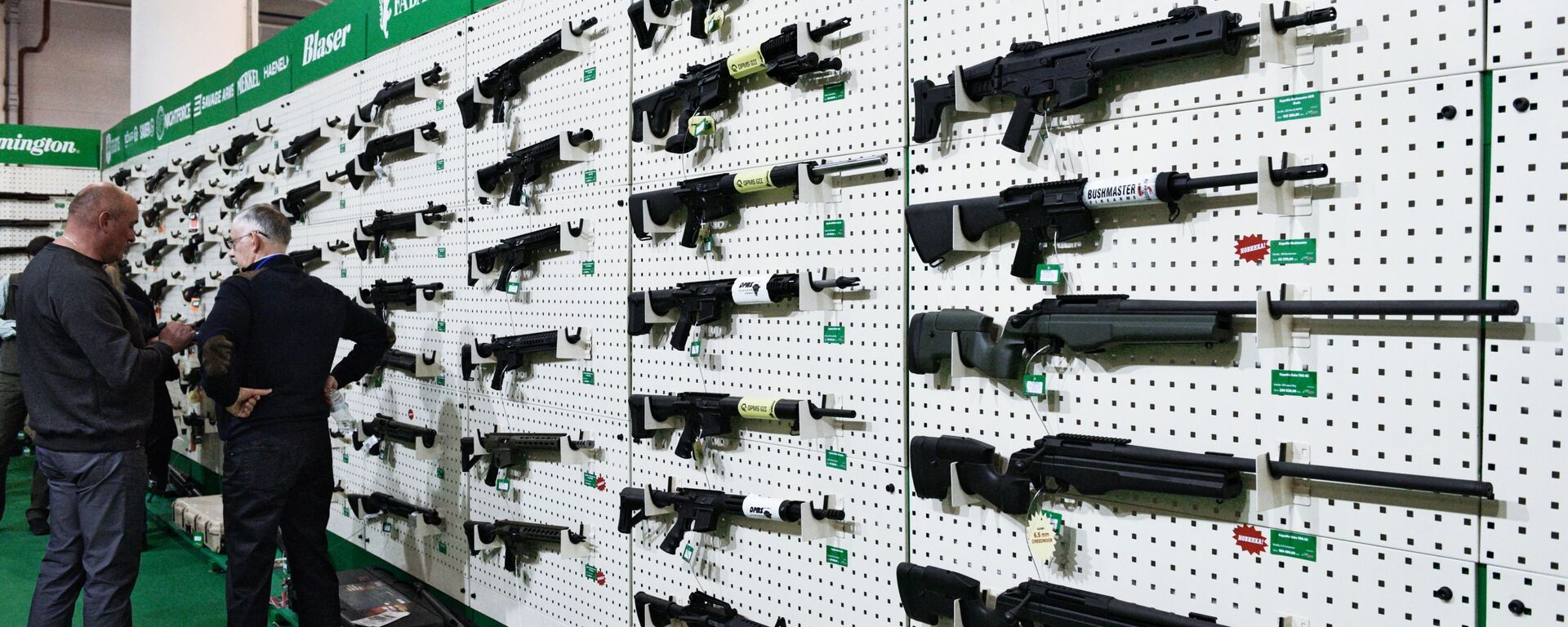 Visitantes olham para um estande de armas de fogo durante a exposição Armas e Segurança 2017 em Kiev - Sputnik Brasil, 1920, 06.12.2021