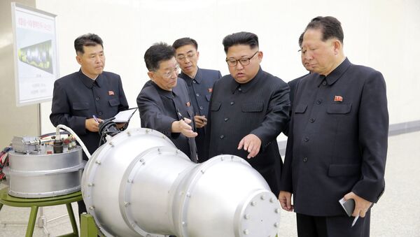 Líder norte-coreano Kim Jong-un supervisiona o que seria uma versão miniaturizada de uma bomba de hidrogênio, ainda mais potente do que uma bomba atômica - Sputnik Brasil