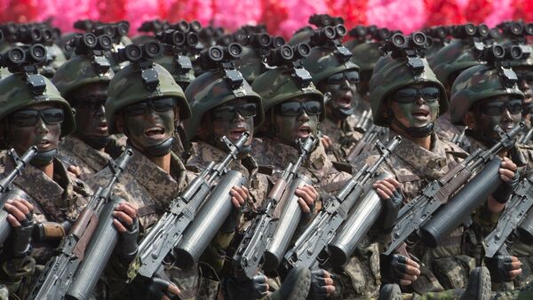 Soldados durante o desfile militar que marca o 105º aniversário de Kim Il-sung, fundador da Coreia do Norte, em Pyongyang - Sputnik Brasil