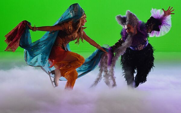 Tatiana Navka no papel de Ludmila e Ivan Righini (Bariev) no papel de Chernomor, o anão corcunda, em um ensaio do show musical sobre o gelo Ruslan e Ludmila - Sputnik Brasil