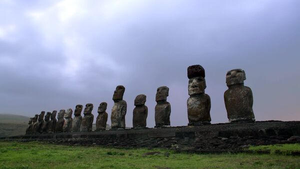 Vista de Moai - esculturas de pedra na Ilha de Páscoa a 3.700 quilômetros da costa chilena no oceano Pacífico - Sputnik Brasil