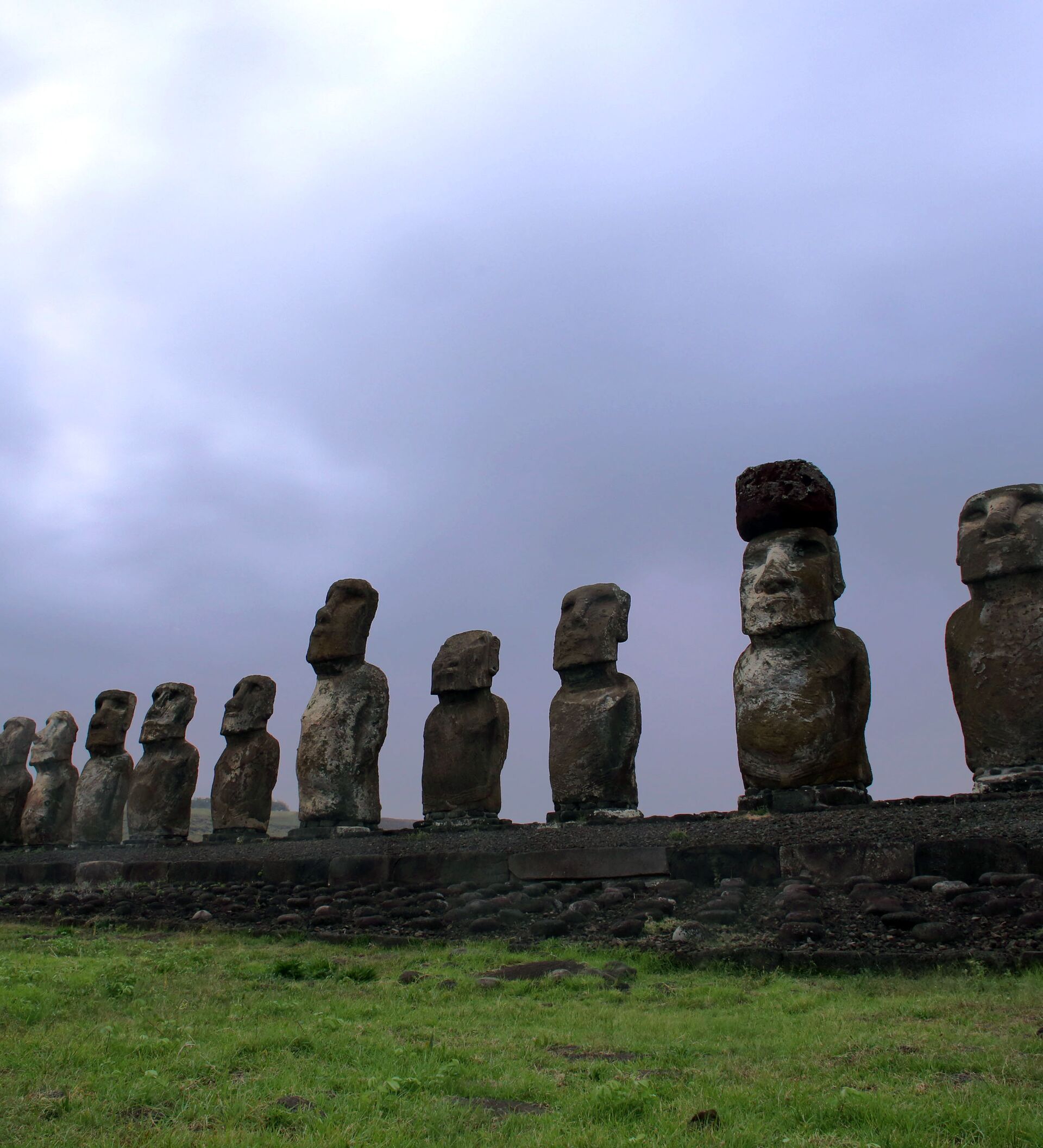 Rosto de pedra na ilha de páscoa. antiga estátua de moai. símbolo de  viagens famoso. turismo e objeto tropical de férias. ídolo de pedra