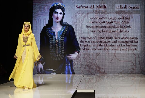 Modelo apresenta uma das peças da coleção criada pela designer síria Manal Ajaj durante um show de moda em Beirute, em 11 de outubro de 2017 - Sputnik Brasil