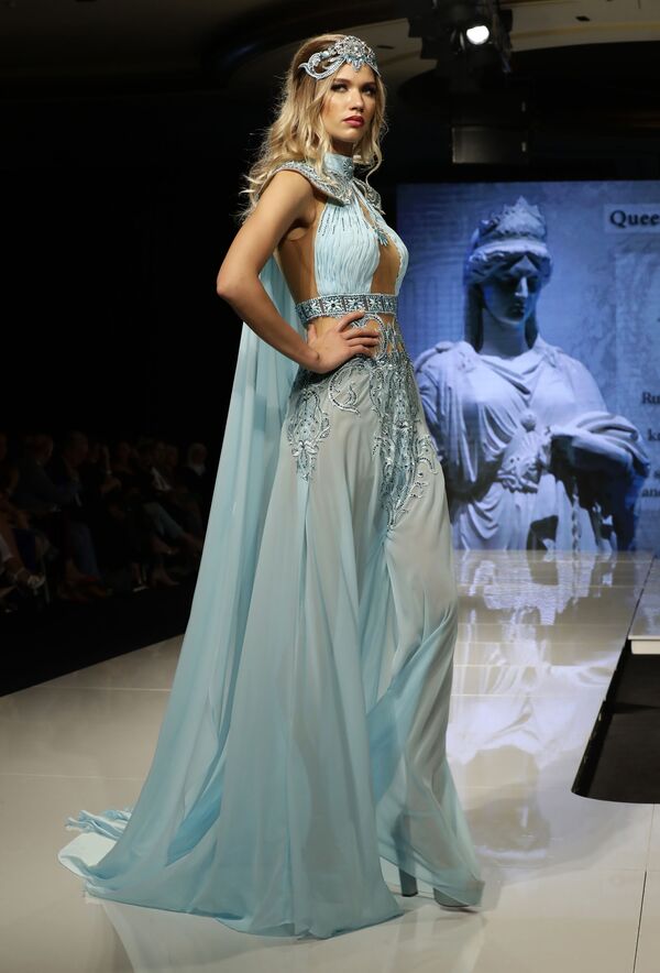 Modelo apresenta uma das peças da coleção criada pela designer síria Manal Ajaj e inspirada na imagem da rainha Zenóbia de Palmira, em Beirute - Sputnik Brasil
