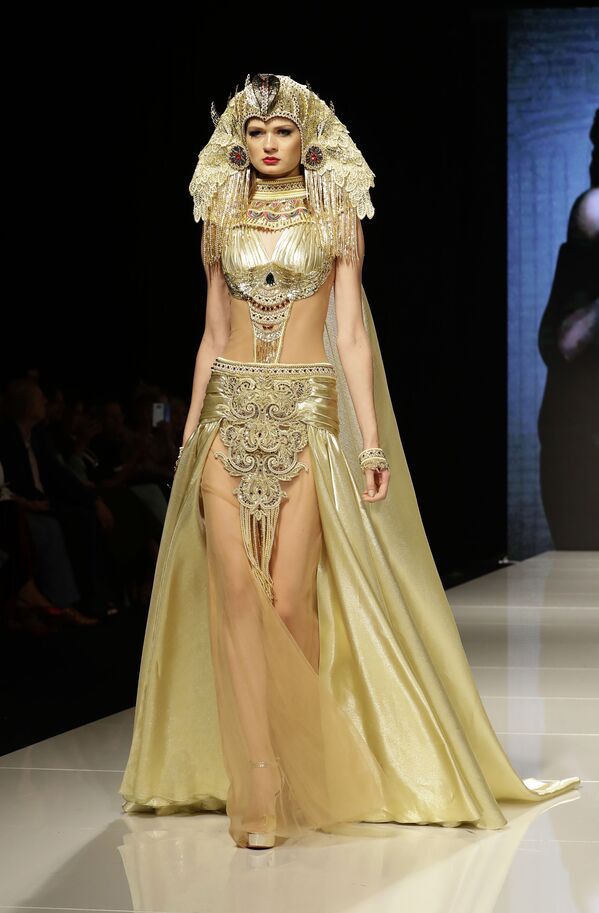 Durante o show de moda Jasmin Goddess, no Líbano, modelo apresenta um traje da designer Manal Ajaj inspirado na imagem da deusa Asherah - Sputnik Brasil