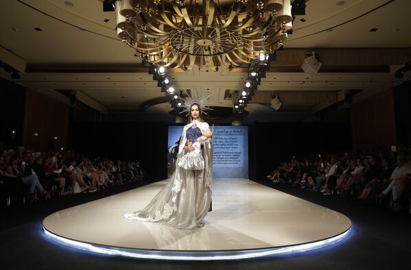 Durante o show de moda Jasmin Goddess, no Líbano, uma modelo apresenta um vestido da designer Manal Ajaj - Sputnik Brasil