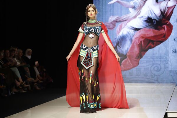 Modelo apresenta uma das peças da coleção criada pela designer síria Manal Ajaj inspirada na imagem da princesa Elissar, em Beirute - Sputnik Brasil