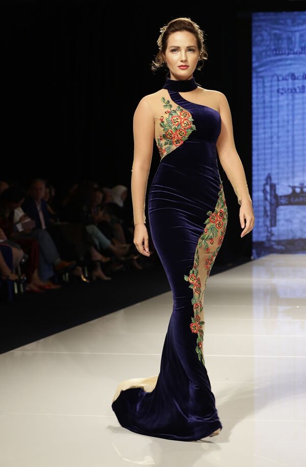 Durante o show de moda Jasmin Goddess, no Líbano, modelo apresenta um vestido da criadora Manal Ajaj - Sputnik Brasil