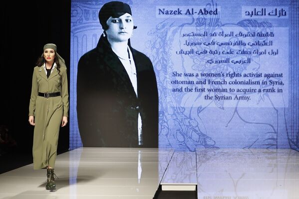 Modelo apresenta um traje, inspirado na vida da ativista pelos direitos das mulheres, Nazik al-Abed, e desenhado pela criadora síria Manal Ajaj, durante um show de moda em Beirute, em 11 de outubro de 2017 - Sputnik Brasil