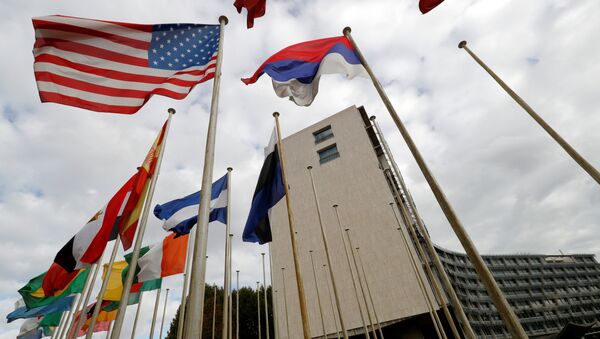 An American flag flies outside the headquarters of the United Nations Educational, Scientific and Cultural Organization (UNESCO) in Paris, France, October 12, 2017 - Sputnik Brasil