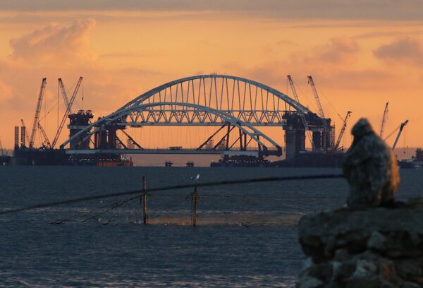 Colocação do arco rodoviário na ponte da Crimeia - Sputnik Brasil