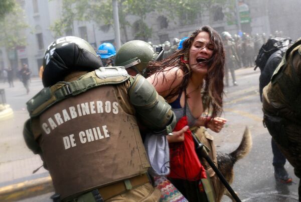Detenção de participantes de um protesto na capital chilena, Santiago - Sputnik Brasil