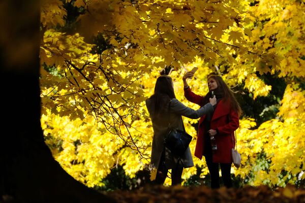 Meninas tiram selfie no parque moscovita Kolomenskoe - Sputnik Brasil