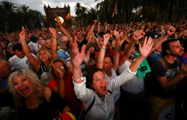 Moradores de Barcelona aguardam resultados do referendo sobre independência da Catalunha - Sputnik Brasil
