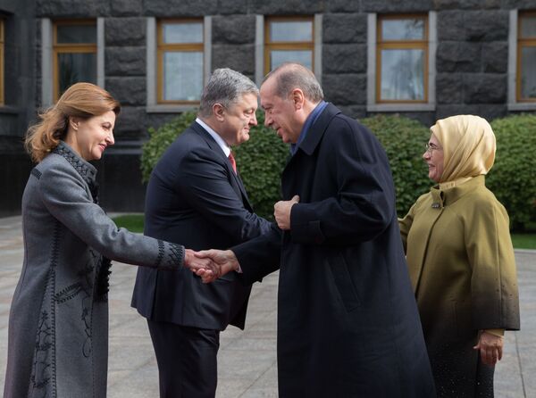 Presidente turco, Recep Tayyip Erdogan, com sua esposa, cumprimenta o casal presidencial ucraniano durante sua visita a Kiev - Sputnik Brasil