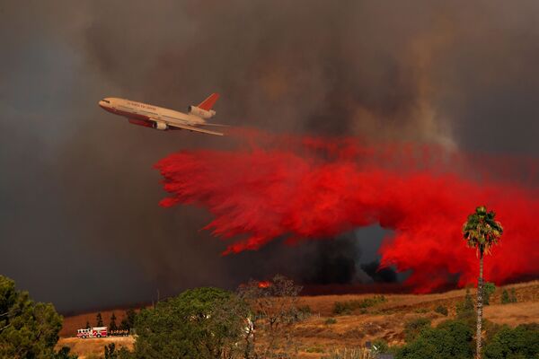 Avião DC-10 apaga incêndio florestal no norte da Califórnia - Sputnik Brasil