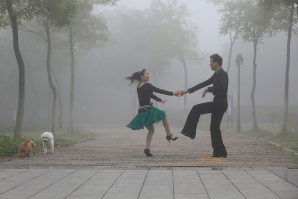 Casal chinês dança em um dos parques do distrito de Huai’an - Sputnik Brasil