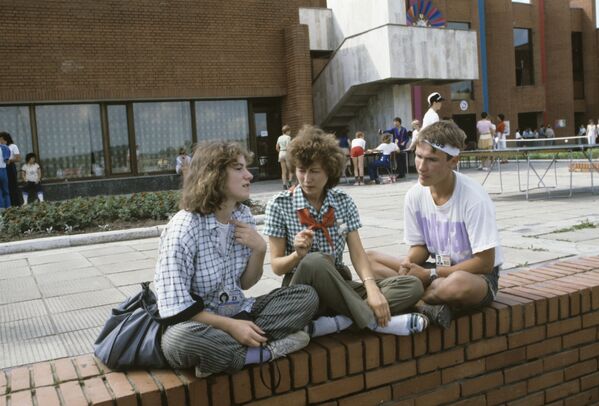 Jovens dos EUA, URSS e Finlândia no Acampamento Internacional de Crianças do Festival Mundial da Juventude e Estudantes, 1985 - Sputnik Brasil