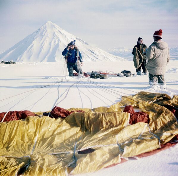 Grupo de paraquedistas, alpinistas e vulcanologistas depois da chegada ao vulcão Avachinsky, Kamchatka - Sputnik Brasil