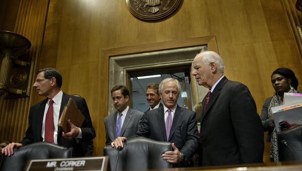 Senadores Bob Corker (centro) e Benjamin L. Cardin (direita), que promoveram o decreto que dá poderes ao Congresso dos EUA para aprovar ou negar acordos internacionais com o Irã - Sputnik Brasil