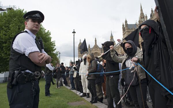 Polícia e manifestantes do movimento Occupy Democracy nas eleições em Londres - Sputnik Brasil