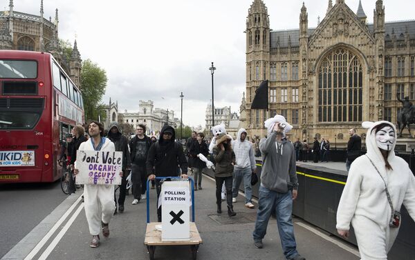 Manifestantes nas ruas durante eleições em Londres - Sputnik Brasil