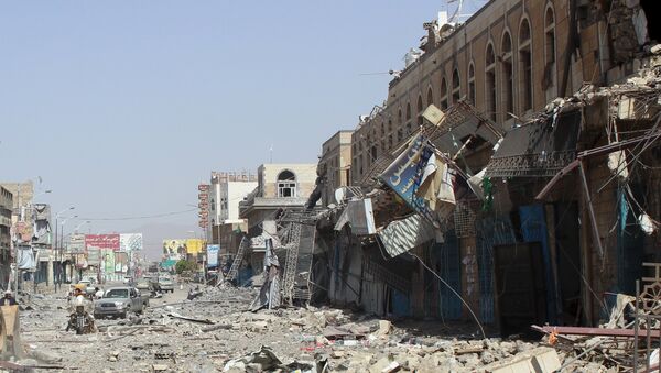 Damage is seen following a Saudi-led air strike in Yemen's northwestern city of Saada May 22, 2015 - Sputnik Brasil