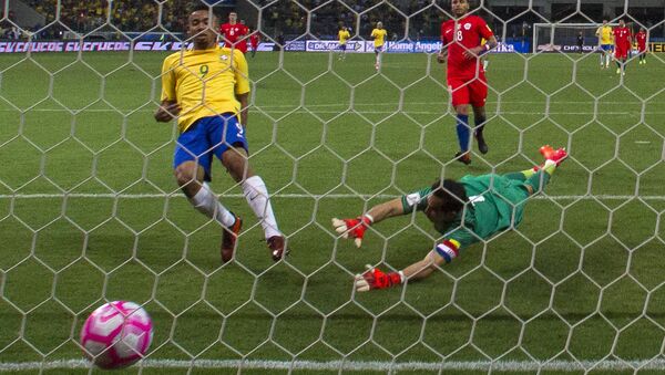 Gabriel Jesus marca contra o Chile em partida válida pela última rodada das eliminatórias sul-americanas para a Copa do Mundo de 2018 - Sputnik Brasil